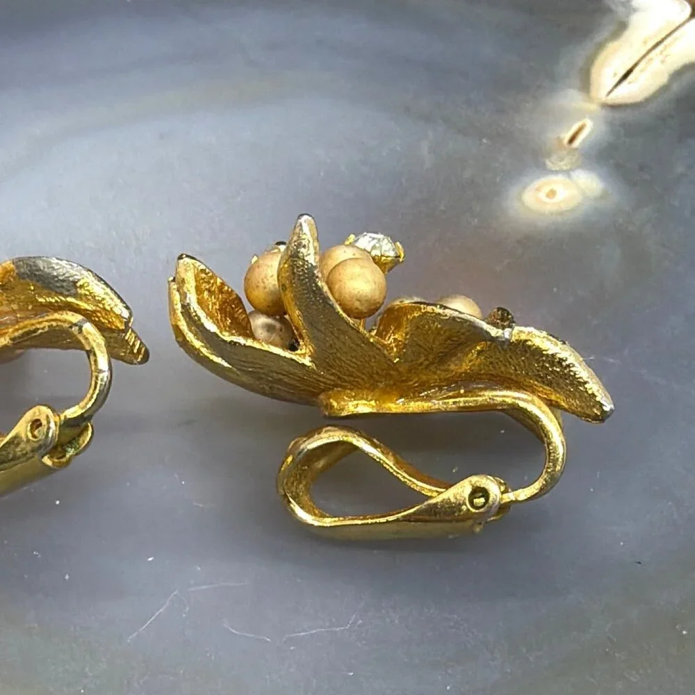 VTG MCM 1950s 3D Floral Clip On Earrings Faux Pearl Rhinestone Layered Flower - Picture 15 of 16